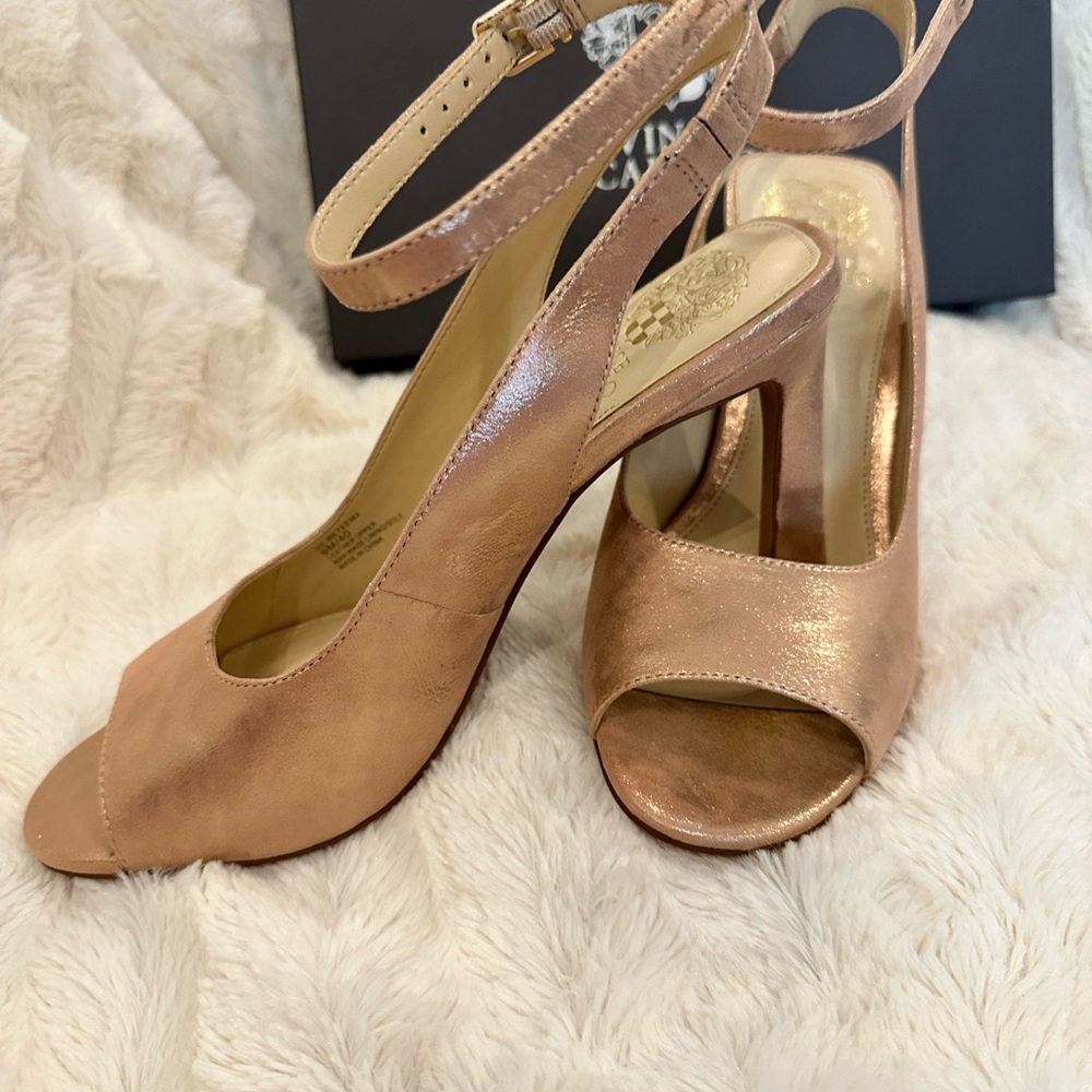 Vince Camuto 9M metallic leather rose gold Brand New in Box